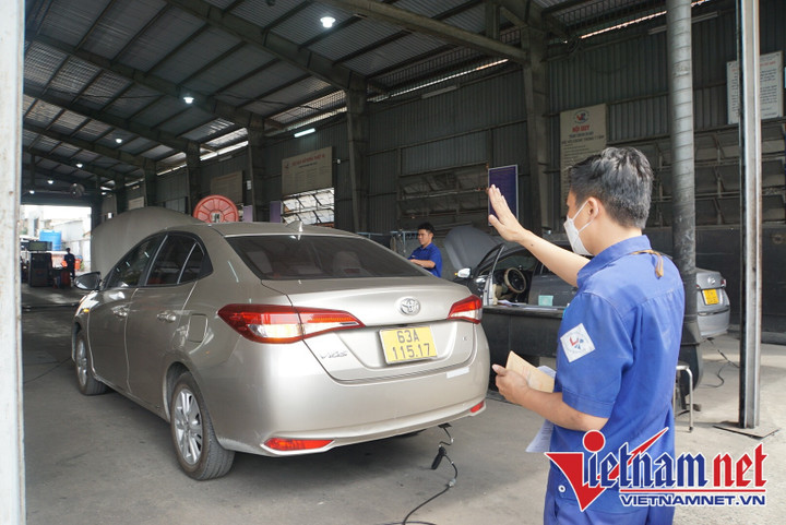 Nhân sự đăng kiểm viên tại TP.HCM đang thiếu hụt, cần được bổ sung để đáp ứng nhu cầu người dân khi cao điểm tháng cuối năm có hơn 60.000 xe đến hạn kiểm định. Ảnh: Tuấn Kiệt.