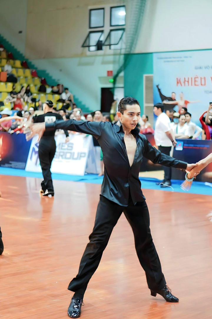 Phan Hiển bị nhận xét nhảy gượng gạo, thô cứng.