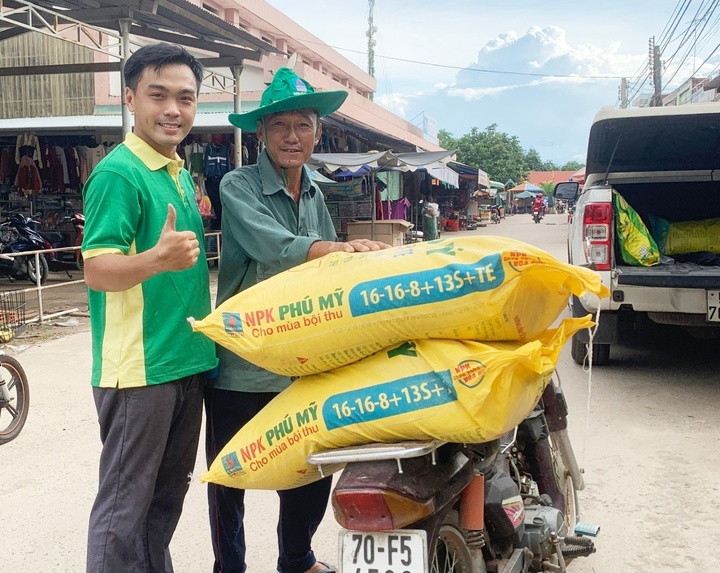 Anh Lê Hoàng Huy từ một nhân viên văn phòng trở thành một cán bộ thị trường gắn bó với người nông dân.