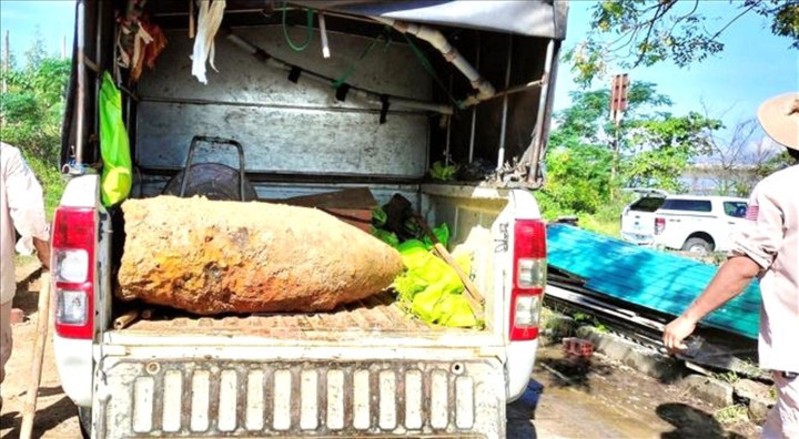 Lực lượng chức năng thực hiện các bước di dời bom về khu vực lưu kho, chờ hủy nổ tập trung.