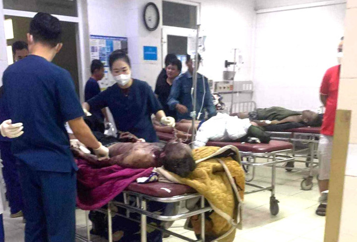 Các nạn nhân được chuyển đến cấp cứu tại Bệnh viện Đa khoa Hà Tĩnh trong tối 17/11.