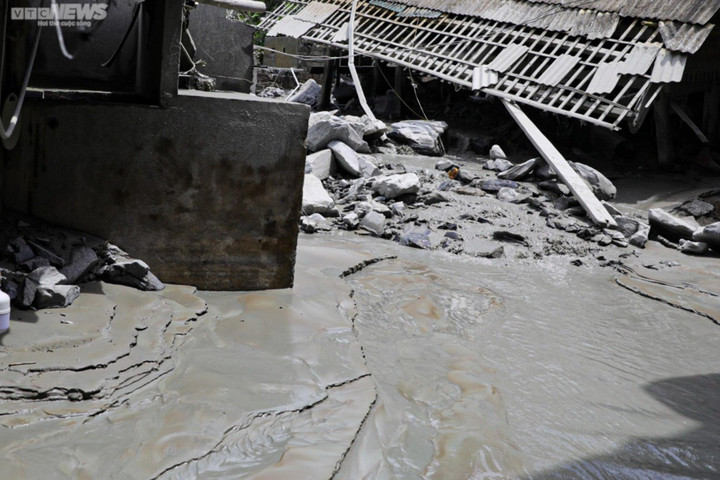 Hàng chục nhà dân bị bùn tràn vào nhà sau sự cố vỡ hồ thải nhà máy tuyển quặng đồng.