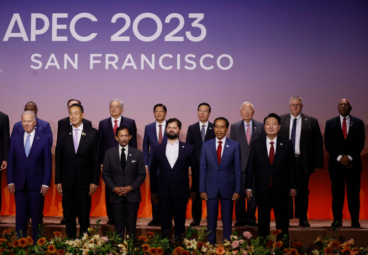 Chủ tịch nước Võ Văn Thưởng với các Nhà lãnh đạo kinh tế APEC. (Ảnh: Thống Nhất/TTXVN)