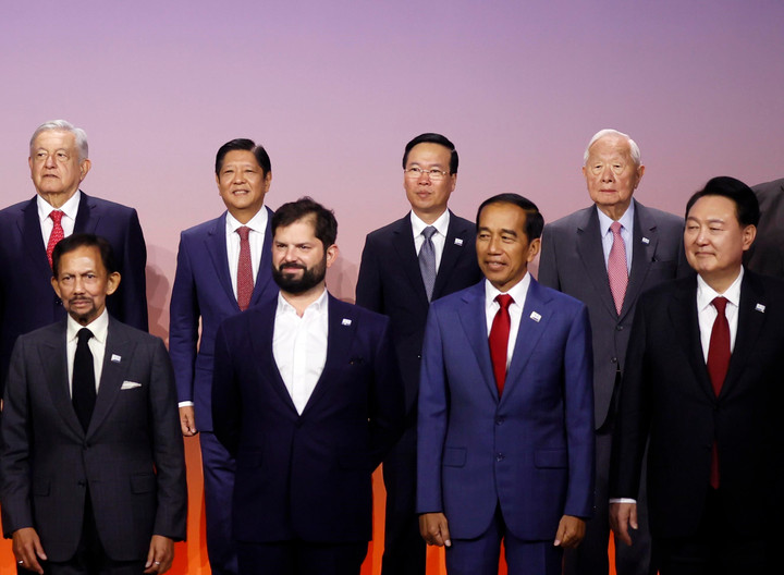 Chủ tịch nước Võ Văn Thưởng với các Nhà lãnh đạo kinh tế APEC. (Ảnh: Thống Nhất/TTXVN)