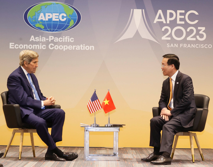 Chủ tịch nước Võ Văn Thưởng tiếp Đặc phái viên của Tổng thống Hoa Kỳ về khí hậu John Kerry. (Ảnh: Thống Nhất/TTXVN)