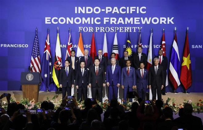 Chủ tịch nước Võ Văn Thưởng và các nhà lãnh đạo kinh tế tham dự phiên họp chụp ảnh chung. (Ảnh: Thống Nhất/TTXVN)