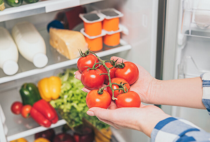 Bảo quản ngại quả cà chua ở bên trong tủ lạnh lẽo tiếp tục khiến cho quả cà chua tổn thất lên đường những dưỡng chất và mùi vị thuở đầu. (Ảnh: eMediHealth)