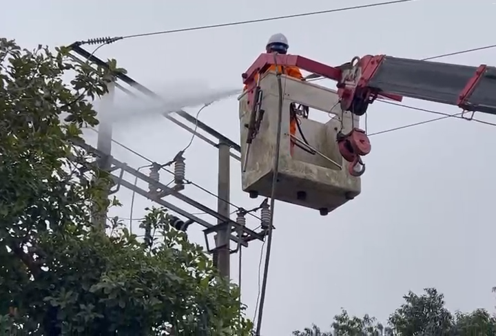 Ứng dụng công nghệ vệ sinh sứ cách điện bằng nước áp lực cao.