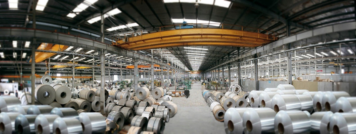 Bên trong nhà máy sản xuất ống inox tại huyện Đan Phượng, Hà Nội. (Ảnh: Sơn Hà)