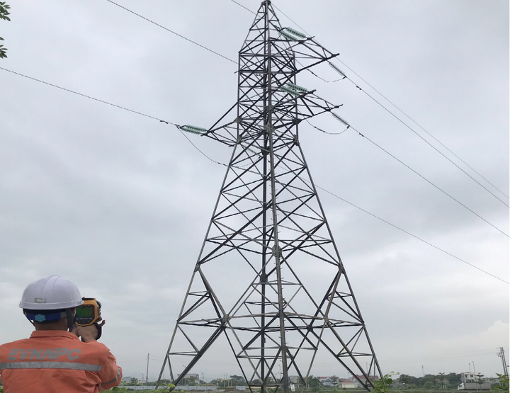 Đội Quản lý vận hành lưới điện Cao thế kiểm tra đường dây bằng súng bắn camera nhiệt.