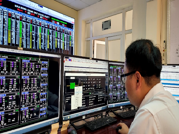 Nhân viên vận hành thao tác Recloser từ TTĐKX.