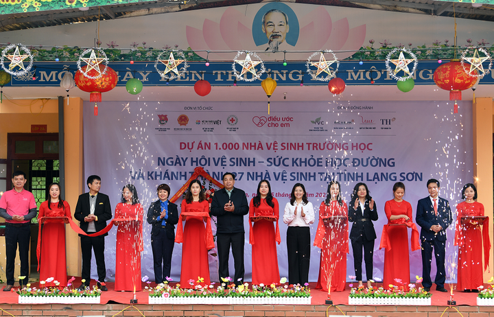 Các đại biểu cắt băng khánh thành 27 nhà vệ sinh tại Lạng Sơn thuộc dự án 1.000 nhà vệ sinh cho em do Quỹ Vì tầm vóc Việt, Tập đoàn TH, Ngân hàng Bắc Á đồng hành và tài trợ.