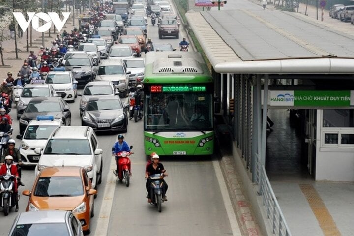Tuyến xe buýt nhanh BRT trên trục đường Lê Văn Lương (Ảnh: Phi Long/ VOV)