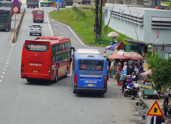 Tình trạng xe dù, bến cóc hiện đang diễn ra tại nhiều tuyến đường trên địa bàn TP.HCM.