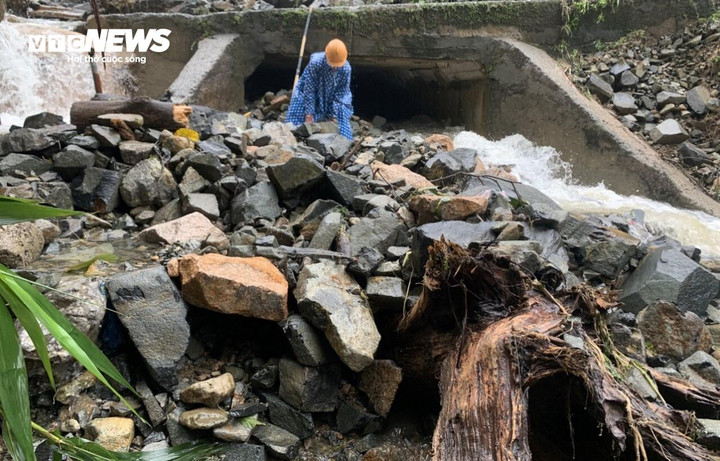 Đèo Khánh Lê tiếp tục bị sạt lở trưa 17/11.