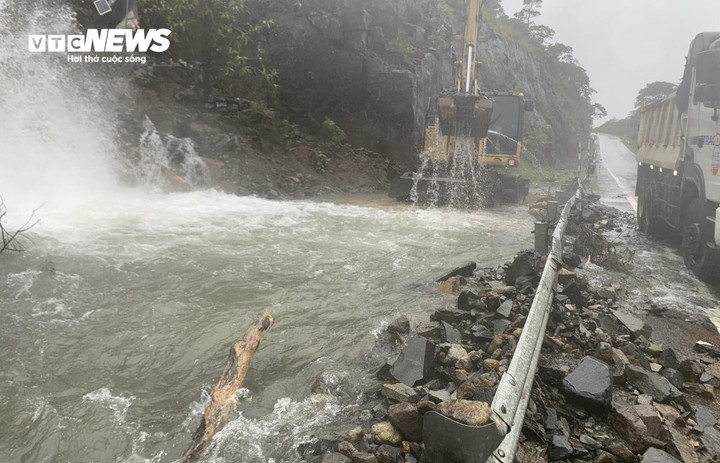 Các đơn vị nhanh chóng khắc phục điểm sạt lở.