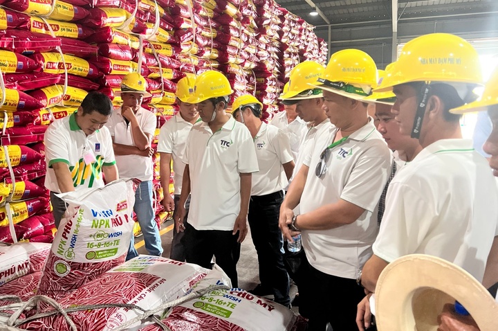 Anh Nguyễn Thanh Hiếu (ngoài cùng bên trái) giới thiệu cho khách hàng là các nông dân trồng mía khi đến tham quan Nhà máy NPK Phú Mỹ.