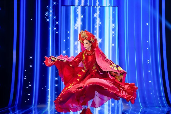Bùi Quỳnh Hoa trình diễn áo dài "Cô Sen" trên sân khấu.
