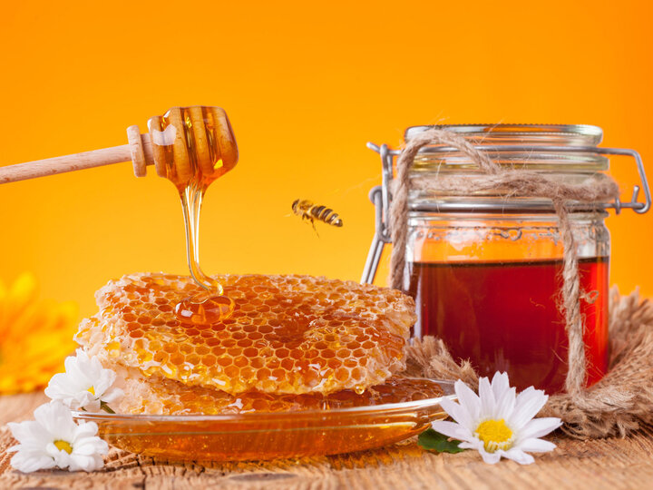 Nếu nhằm mật ong ở bên trong tủ lạnh lẽo, nhiệt độ chừng và nhiệt độ tiếp tục khiến cho mật ong bị kết tinh anh và xoàng quality. (Ảnh: Sedgemoor Honey Farm)
