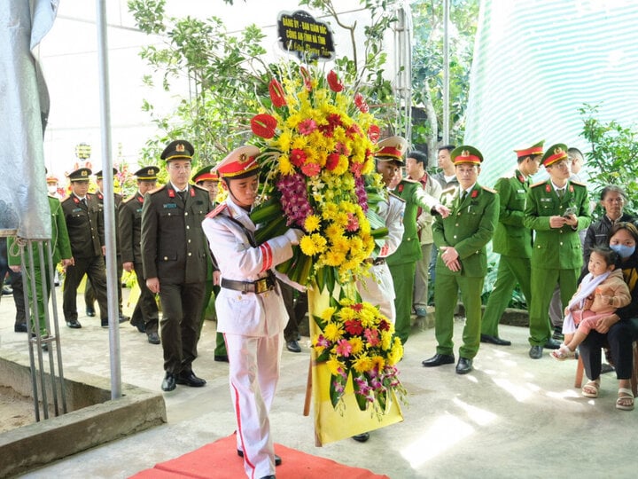 Lão đạo Công an tỉnh Hà Tĩnh tại lễ viếng đồng chí Đại úy Trần Trung Hiếu (Ảnh: Công an Hà Tĩnh)