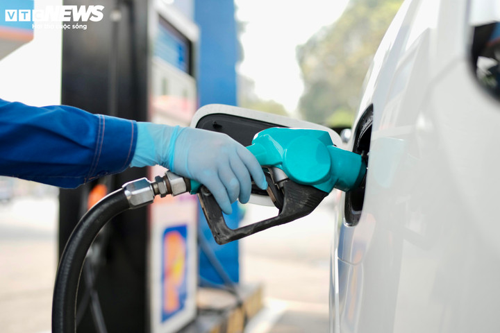 Giá xăng dầu hôm nay lao dốc. (Ảnh minh họa: Công Hiếu).