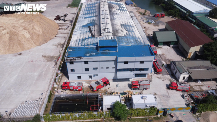 Khoảng 10h ngày 18/11, một nhà máy ở Khu công nghiệp Nam Cấm (Nghệ An) bốc cháy dữ dội, cột khói lên cao hàng trăm mét.