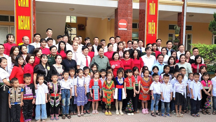 Thủ tướng Phạm Minh Chính thăm, tặng quà cho trẻ em có hoàn cảnh đặc biệt, khó khăn trên địa bàn tỉnh Lai Châu.