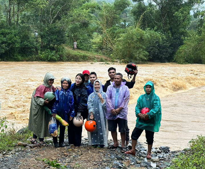 Niềm vui của các giáo viên và người dân sau khi vượt qua được những đoạn suối dữ.