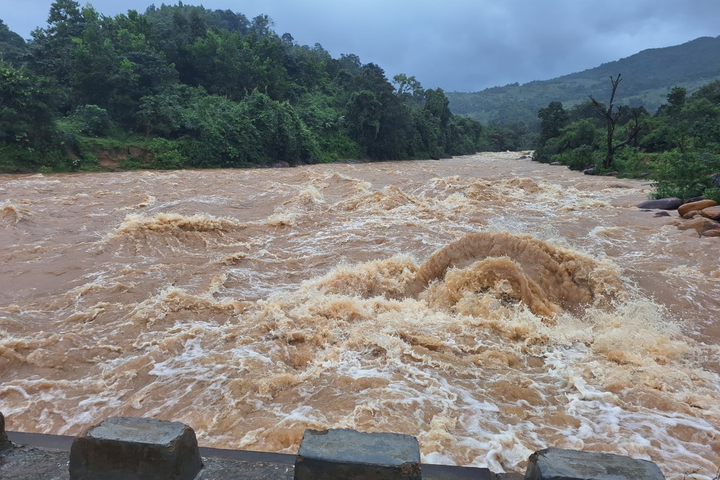 Con suối trên đường tới điểm trường Cát, Trỉa hung dữ vào mùa lũ.