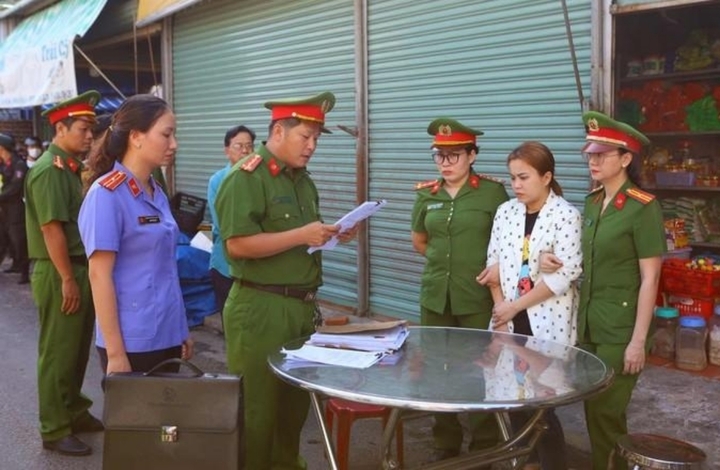 Đọc lệnh bắt tạm giam đối với chủ hụi Loan Chi. (Ảnh: DT)