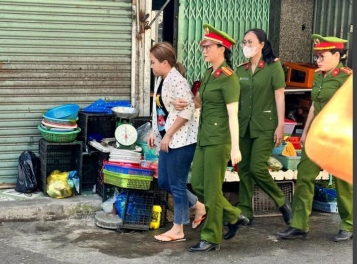 Công an Phan Thiết dẫn giải bà Chi về nơi giam giữ. (Ảnh: DT)