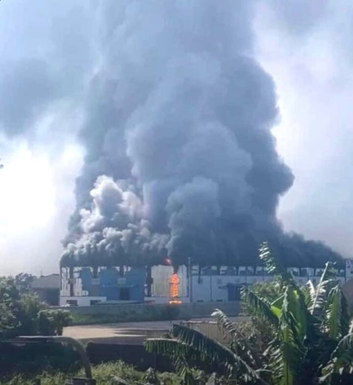 Cháy nhà máy ở Khu công nghiệp Nam Cấm (Nghệ An)