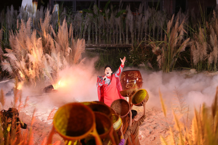 Phong cách biểu diễn "máu lửa" cùng giọng ca đầy nội lực giúp Tùng Dương dễ hàng "hâm nóng" sân khấu, dẫn dắt cảm xúc của khán giả.