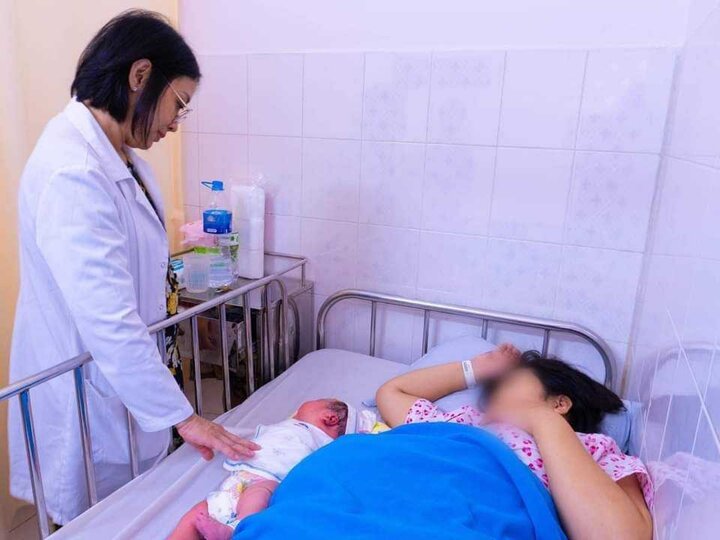 Bé trai nặng trĩu rộng lớn 6kg sinh ra ở TP.Hồ Chí Minh vị cách thức phẫu thuật đẻ. (Ảnh: BVCC)