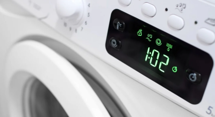 Tại sao bộ đếm thời gian trên máy giặt thường sai? Đó là vì nó thường hiển thị ở chế độ tối ưu, khiến thời gian giặt thực tế có thể lâu hơn. (Ảnh: Istock)
