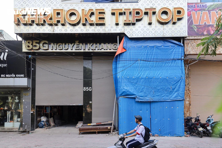 Hơn một năm dừng hoạt động, nhiều cơ sở kinh doanh karaoke đang trong tình trạng sửa chữa, nâng cấp. (Ảnh: Minh Đức)
