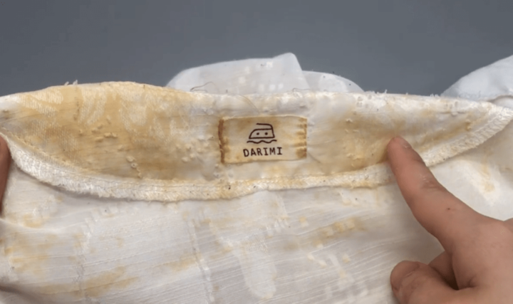 Các vết bẩn trên quần áo trắng sẽ không còn đáng ngại chỉ với những cách đơn giản. (Nguồn: Sohu)