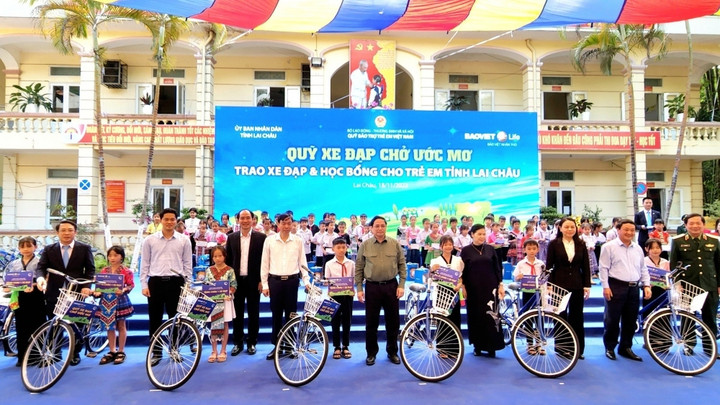 Thủ tướng Phạm Minh Chính thăm, tặng quà cho trẻ em có hoàn cảnh đặc biệt, khó khăn trên địa bàn tỉnh Lai Châu.