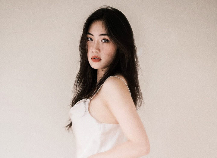 Trái với hình ảnh một phụ công mạnh mẽ, Việt Hương gây ấn tượng mạnh với hình tượng của một cô gái mong manh, quyến rũ. Gương mặt của tuyển thủ Việt Nam được người hâm mộ đánh giá không hề thua kém các hot girl, người mẫu ảnh.