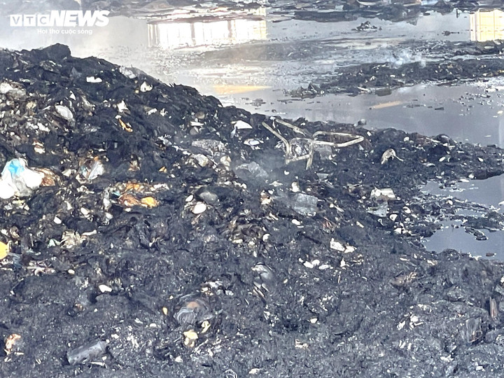 Sàn nhà máy biến thành đống tro tàn với mùi khét khó chịu.