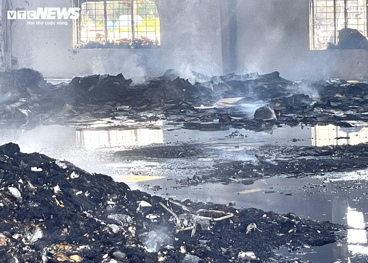 Sau gần 1 tiếng đồng hồ chữa cháy, ngọn lửa đã được dập tắt.