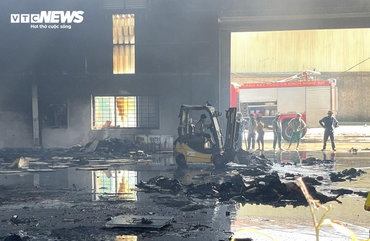 Công nhân nhà máy dùng xe chuyên dụng để thu dọn phế thải sau cháy.