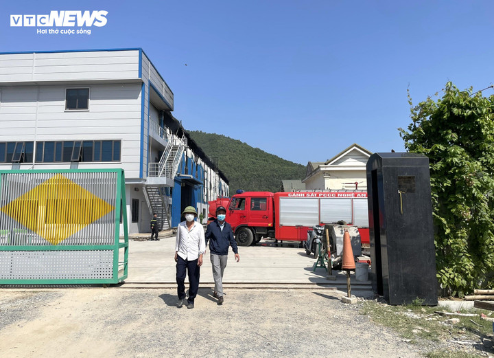 Lực lượng cảnh sát PCCC Công an Nghệ An nhanh chóng huy động nhiều xe chữa cháy và cán bộ chiến sỹ đến hiện trường để dập lửa.