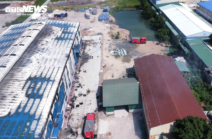 Theo một số người dân, nhà máy này là tái chế nhựa thải, mới được xây dựng. Phía ngoài cổng và hàng rào nhà máy không có bất kỳ biển hiệu nào nên không ai biết là công ty gì.