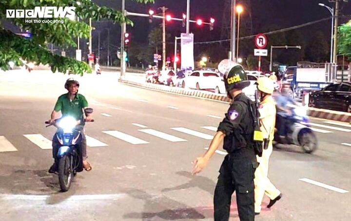 Lực lượng phối hợp công an Đà Nẵng tuần tra, xử lý giao thông.