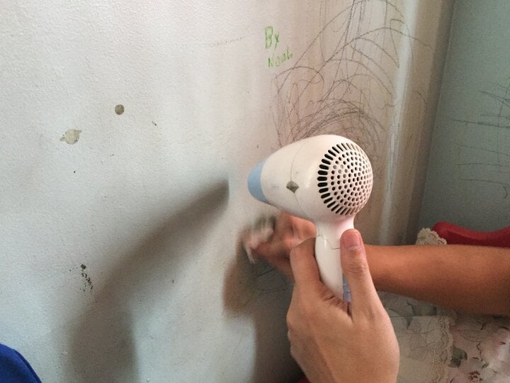 Làm sạch tường là một mẹo hay với máy sấy tóc mà bạn nên biết. (Ảnh: Manilamommy)