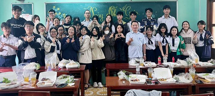 Học sinh Trường THPT Chuyên Lương Văn Chánh tổ chức liên hoan từ số tiền của trường tặng dịp 20/11. (Ảnh: Huỳnh Tấn Châu)