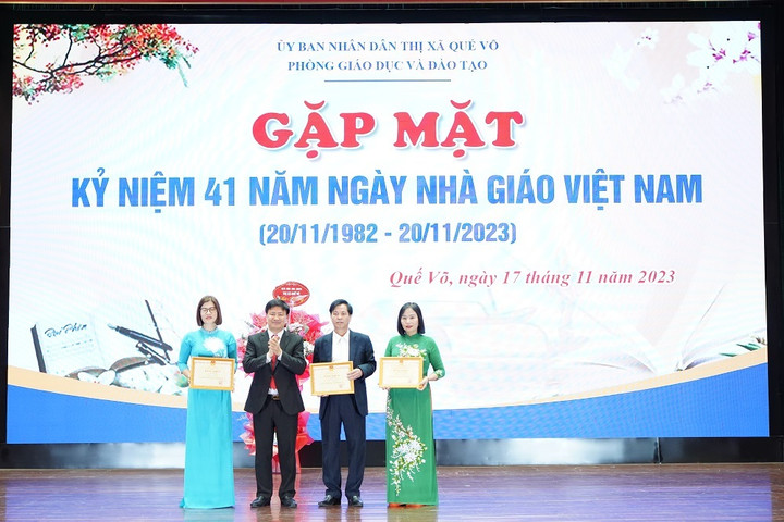 Lãnh đạo thị xã Quế Võ trao Bằng khen cho các cá nhân.