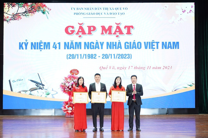 Lãnh đạo thị xã Quế Võ trao Bằng khen cho các cá nhân có thành tích xuất sắc trong năm học vừa qua.