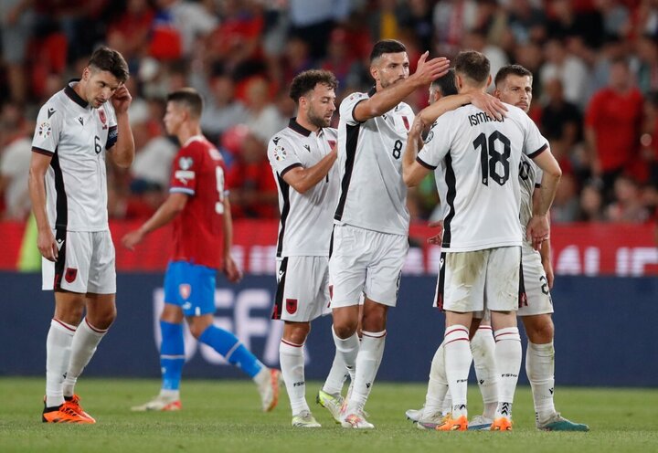 Albania (bảng E): Đại diện Nam Âu trải qua vòng loại ấn tượng khi xếp trên cả CH Czech lẫn Ba La để sớm có vé dự EURO lần thứ 2 trong lịch sử (lần đầu tiên là năm 2016 tại Pháp).